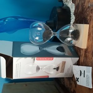 Magnetic hourglass